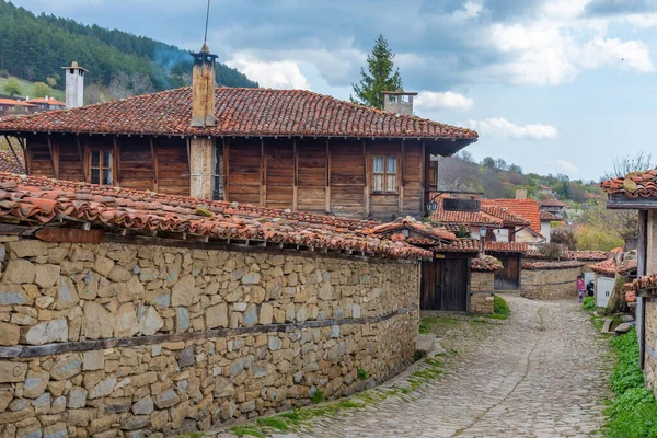 Bulgar köyü Zheravna 'da geleneksel eski evler.