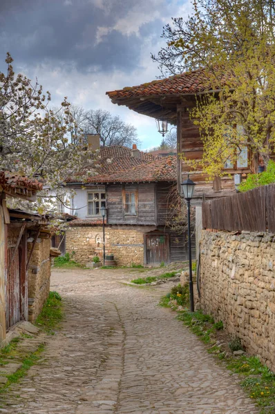 Bulgar köyü Zheravna 'da geleneksel eski evler.