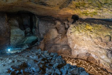 Bulgaristan 'daki Bacho Kiro mağarasının içi.