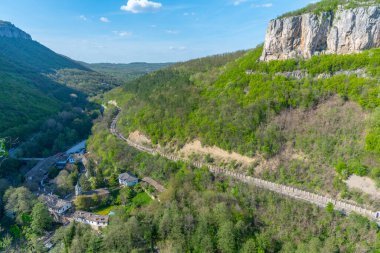 Bulgaristan 'daki Dryanovo manastırının hava manzarası.