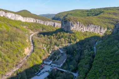 Bulgaristan 'daki Dryanovo manastırının hava manzarası.