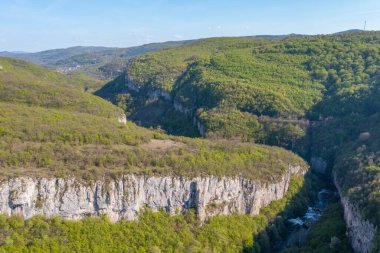 Bulgaristan 'daki Dryanovo Nehri Vadisi.