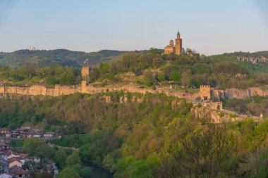 Bulgaristan 'ın Veliko Tarnovo kentindeki Çarevets kalesinin gün batımı manzarası.