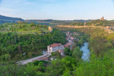Bulgaristan 'ın Veliko Tarnovo kentindeki Çarevets ve Trapezitsa kalelerinin günbatımında hava manzarası.