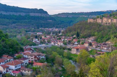 Bulgaristan 'da Veliko Tarnovo' nun günbatımı hava manzarası.