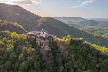 Bulgaristan 'ın Teteven kenti yakınlarındaki Glozhene manastırının hava manzarası.