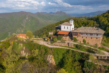 Bulgaristan 'ın Teteven kenti yakınlarındaki Glozhene manastırının hava manzarası.