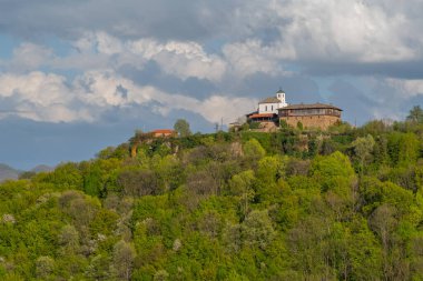 Bulgaristan 'ın Teteven kenti yakınlarındaki Glozhene manastırının hava manzarası.