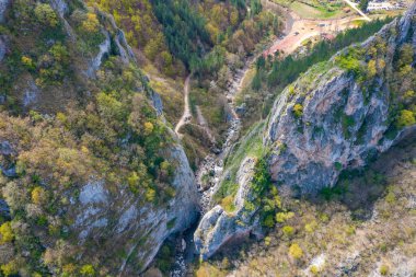 Erma Nehri Bulgaristan 'da dolup taşıyor.