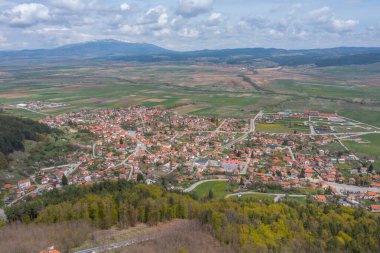 Bulgar Belchin kasabasının hava manzarası.