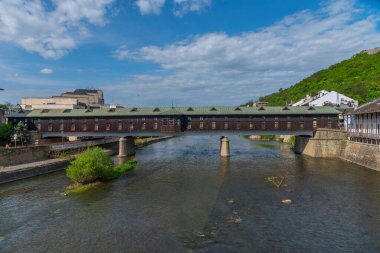 Bulgaristan'da Lofça osam Nehri şehirde ahşap köprü kapalı.