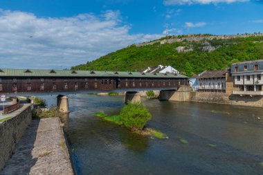 Bulgaristan'da Lofça osam Nehri şehirde ahşap köprü kapalı.
