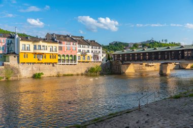 Bulgaristan'da Lofça osam Nehri şehirde ahşap köprü kapalı.