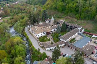 Bulgaristan 'daki Truva manastırının hava manzarası.