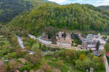 Bulgaristan 'daki Truva manastırının hava manzarası.