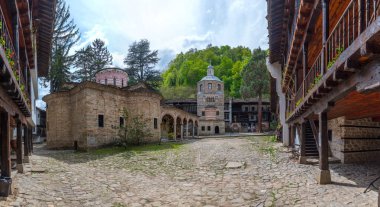 Bulgaristan 'daki ünlü Truva manastırının iç avlusunun manzarası.