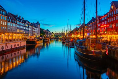 Kopenhag, Danimarka'nın merkezindeki eski Nyhavn limanının gün batımı manzarası..