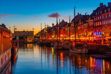 Kopenhag, Danimarka'nın merkezindeki eski Nyhavn limanının gün batımı manzarası..