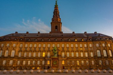 Kopenhag Christiansborg Slot Sarayı Gece görünümü, Danimarka.