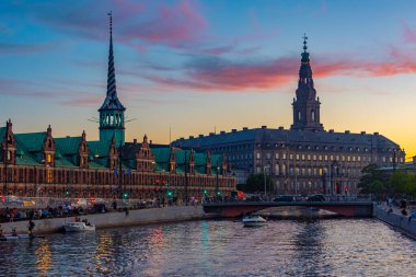 Slotsholmen Borsen ve Christiansborg slot sarayının Gece görünümü, Kopenhag, Danimarka.