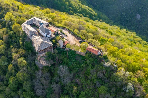 保加利亚Teteven附近Glozhene修道院的空中景观 — 图库照片