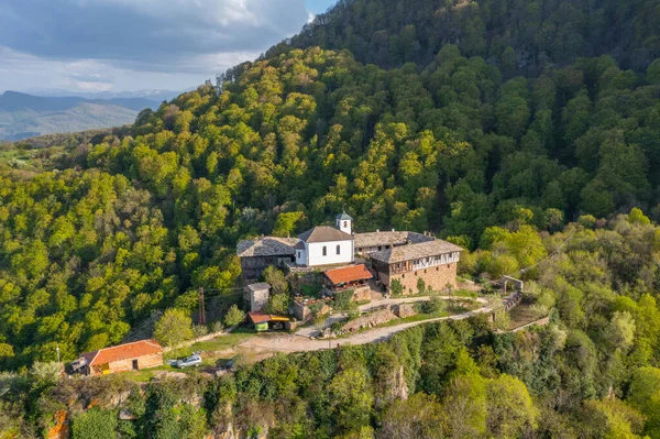 ブルガリアのTeeven近くのGlozhene修道院の空中ビュー — ストック写真