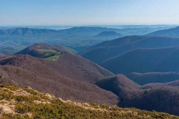 Stara Planina sıradağları Bulgaristan 'ın Botev zirvesine giden yoldan görülüyor.