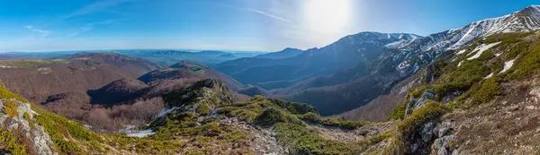 从通往保加利亚Botev峰的道路看Stara Planina山脉 — 图库照片