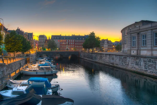 Widok Zachodu Słońca Kanał Obok Christiansborg Slot Palace Kopenhadze Dania — Zdjęcie stockowe