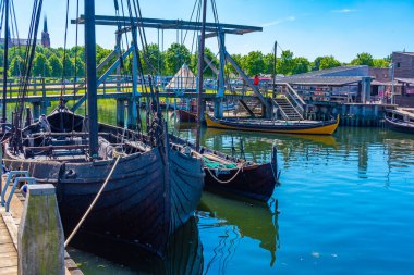 Danimarka 'nın Roskilde limanında yeniden inşa edilen Viking gemileri.