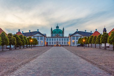 Danimarka 'daki Fredensborg Slot Sarayı' nın gün batımı manzarası.