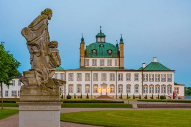 Danimarka 'daki Fredensborg Slot Sarayı' nın gün batımı manzarası.