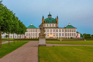 Danimarka 'daki Fredensborg Slot Sarayı' nın gün batımı manzarası.