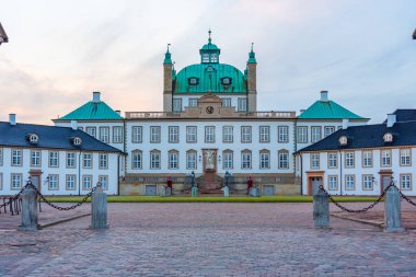 Danimarka 'daki Fredensborg Slot Sarayı' nın gün batımı manzarası.
