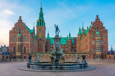 Danimarka 'daki Frederiksborg Slot Sarayı' nın gün batımı manzarası.