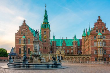 Danimarka 'daki Frederiksborg Slot Sarayı' nın gün batımı manzarası.