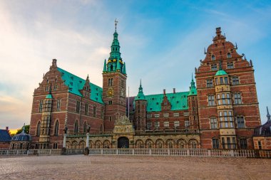 Danimarka 'daki Frederiksborg Slot Sarayı' nın gün batımı manzarası.