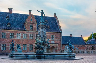 Danimarka 'daki Frederiksborg Slot Sarayı' nın gün batımı manzarası.