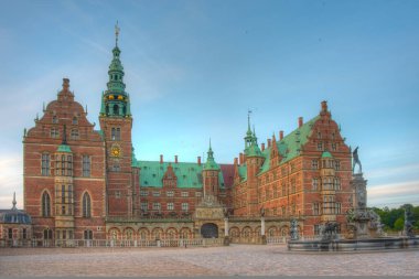 Danimarka 'daki Frederiksborg Slot Sarayı' nın gün batımı manzarası.