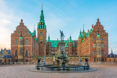 Danimarka 'daki Frederiksborg Slot Sarayı' nın gün batımı manzarası.