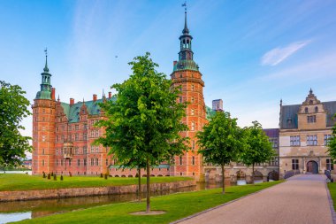Danimarka 'daki Frederiksborg Slot Sarayı' nın gün batımı manzarası.