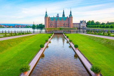 Danimarka 'daki Frederiksborg Slot Sarayı' nın günbatımı manzarası.