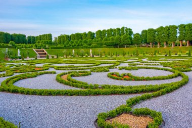 Danimarka 'daki Frederiksborg Slot Sarayı' nın günbatımı manzarası.