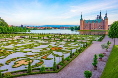 Danimarka 'daki Frederiksborg Slot Sarayı' nın günbatımı manzarası.