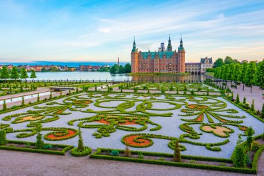 Danimarka 'daki Frederiksborg Slot Sarayı' nın günbatımı manzarası.