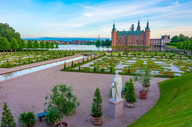 Danimarka 'daki Frederiksborg Slot Sarayı' nın günbatımı manzarası.