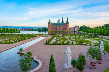 Danimarka 'daki Frederiksborg Slot Sarayı' nın günbatımı manzarası.