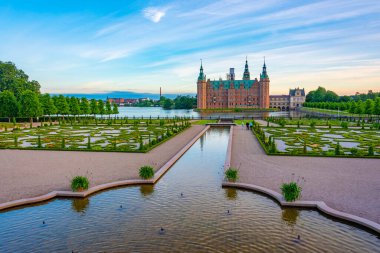 Danimarka 'daki Frederiksborg Slot Sarayı' nın günbatımı manzarası.