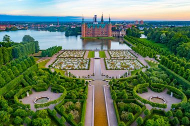 Danimarka 'daki Frederiksborg Slot Sarayı' nın günbatımı manzarası.