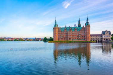 Danimarka 'daki Frederiksborg Slot Sarayı' nın gün batımı manzarası.